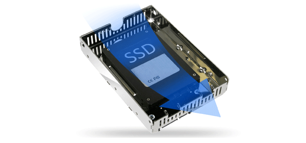 photo d'un SSD dans le mb482sp-3b et d'une flèche bleue illustrant l'air circulant à l'intérieur de l'appareil